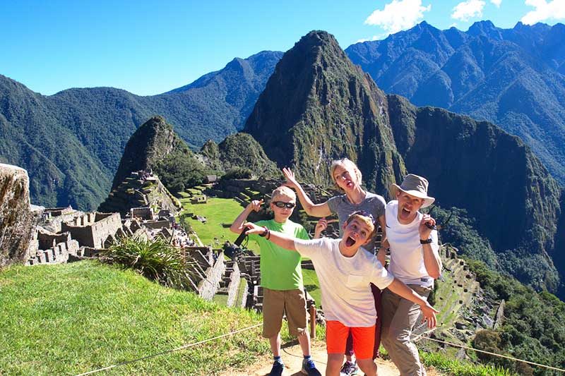 Familia sonriendo en Machu Picchu durante el viaje a Cuzco